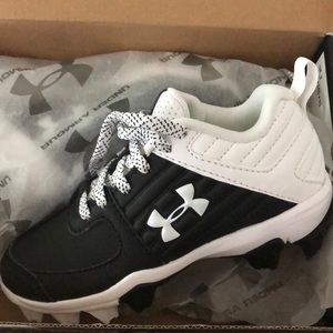NWT Under armour little boys cleats.